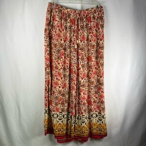 Wide leg pants with flowered pattern plus pockets.